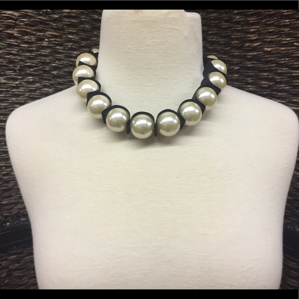 Gorgeous pearl ribbon choker